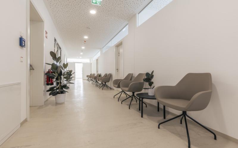 Wartebereih im AEOS Ärztezentrum mit heller Atmosphäre