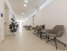 Wartebereih im AEOS Ärztezentrum mit heller Atmosphäre